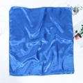 Vue détaillée du foulard carré en soie bleue montrant la texture satinée lisse - 50*50CM / Bleu