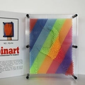 3D Pin Art Skulptur Spielzeug in Regenbogenfarben mit transparentem Rahmen und Box - Extra groß / Regenbogen Transparent