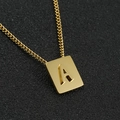 Dettaglio di un ciondolo quadrato dorato con lettera A 3D su una catena a maglia grumetta - Lettera A Oro (Con Catena)
