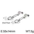 Pendientes de corazón en acero plateado con perlas de concha y detalles del producto - Color Acero (KE88435-KFC)