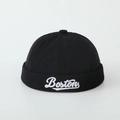 Gros plan détaillé sur un bonnet docker Boston noir avec broderie blanche - 52cm (2-5 Ans) / Noir