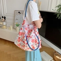 Detalle del bolso tote floral con asa de cuerda azul y estampados de flores vibrantes - Flor Pequeña Rosa Púrpura
