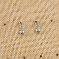 Détail de boucles d'oreilles clous en acier argenté avec pendentifs étoile épurés - Style Étoile (Couleur Acier 7#)