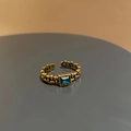 Vintage gold open ring with twisted texture and a square deep blue gemstone inlay - Golden Vintage Square Gemstone Style