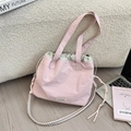 Détail du sac cabas en toile rose avec cordon vert et bandoulière tissée réglable - Rose Pêche
