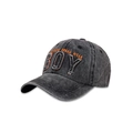 Dettaglio cappellino grigio lavato vintage con ricamo 3D BOY e bordi sfilacciati - Regolabile / Nero Lavato
