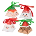 Details von dreieckigen Weihnachtsgeschenkboxen mit Bändern und Schneemann-Motiven - 12er Set / 4 Stile gemischt