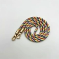 Détail de la bandoulière tissée multicolore avec mousquetons dorés pour sacs et mobiles - 35cm / Coloré