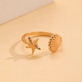 Detalle de anillo abierto dorado con estrella de mar y concha, acabado pulido - Anillo de Concha y Estrella de Mar (A-1000)