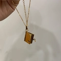 Colgante de relicario con forma de libro dorado en cadena con detalle de cierre - Con Corazón Calado / Dorado