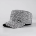 Dicke Winter-Herrenmütze aus Tweed mit Ohrenklappen und seitlichem Metall-Logo - Verstellbar / Hellgrau