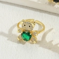Anello con orsetto dorato, pietra preziosa a cuore verde e dettagli in zirconi - Verde
