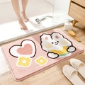 Alfombra de baño rosa absorbente con diseño de conejo sobre suelo de madera real - Conejo Rosa y Blanco