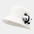 Détail d'un chapeau bob blanc en coton avec une petite peluche de panda sur le rebord - Taille unique / Blanc