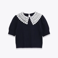 Maglia nera da donna a maniche corte con colletto in pizzo bianco all'uncinetto e sbuffo - S / Blu navy