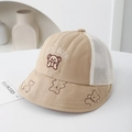 Dettaglio ricamo orsetto su cappello da sole neonato in rete con tesa morbida - 50cm (1-3 anni) / Cachi