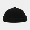 Detail van gebreide docker muts met dikke fleece omslag en gebreide pompon - Verstelbaar / Zwart