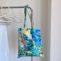 Detail einer Baumwoll-Einkaufstasche mit Blumenmuster und Etikett auf Metallständer - Ozeanblau Große Blumen