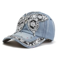 Casquette de baseball en jean délavé avec papillon en strass et détails de bord usés - Bleu clair