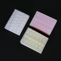 Gros plan de trois couleurs de patchs adhésifs gel ultra-collants pour faux ongles sur noir - Rose