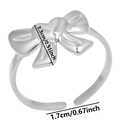 Detailansicht verstellbarer silberner Schmetterlingsring mit Maßen 1,3 cm Schleife und 1,7 cm - Silber