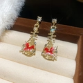Vue macro de boucles d'oreilles luth dorées avec strass et motif pégase sur velours - Cheval Pipa Diamanté Doré (14#)