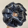 Détail d'un chouchou en tissu bleu marine avec rayures géométriques et motifs losanges - Chouchou à 4 Couches Motif Bleu-Noir