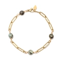 Dettaglio del bracciale a catena a graffetta dorata con cinque perle di pietra naturale e chiusura - verde scuro
