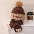 Conjunto de gorro y bufanda de punto en marrón y beige con pompón suave y bordado Hello - Talla universal para niños / Café Oscuro