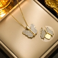 Gouden vlinderketting met zirkonia vleugels gepresenteerd op een luxe juwelendoos - Gouden Te Openen Vlinder(337)
