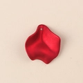 Dettaglio di un ciondolo a petalo in acrilico rosso con foro per orecchini DIY - 10 Pezzi/Pacco Medio / Rosso Perlato