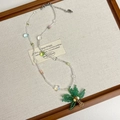 Detailopname van een boho kralenketting met een groene en bruine kokospalm hanger - Type A-Kleurrijke Kralen Kokosnoot Boom