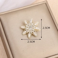 Spilla a fiocco di neve dorata da 2,5 cm con cristalli di zirconia scintillanti per donna - Stella a Otto Punte