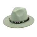 Détail d'un chapeau fedora vert menthe avec bande en cuir marron et pierres turquoise - Vert menthe