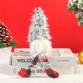 Weihnachtswichtel Plüschfigur mit langen karierten Beinen auf Deko-Büchern in Festtagsstimmung - Klein / Rot-Schwarzes Karo