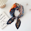 Geplooide zijden sjaal met geometrische print in oranje en koningsblauw voor dames - 70cm / Blauwe Rand Maangezicht
