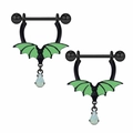 Detail van zwarte vleermuis tepelpiercings met groene vleugels en opaal waterdruppel - Tepelpiercing