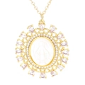 Collana con Madonna dorata con zirconi bianchi e pietre a goccia rosa su sfondo bianco - Oro
