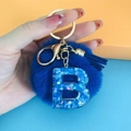 Portachiavi lettera B in resina blu con glitter e pompon di peluche blu - Lettera B