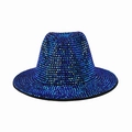 Detailansicht eines dunkelblauen Fedora-Hutes mit funkelnden Strasssteinen aus der Seitenansicht - 58cm Einheitsgröße / Königsblau