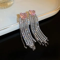 Gros plan de boucles d'oreilles de luxe avec cœur rose et longues franges en strass - Gland à Dégradé Cœur Rose (22#)