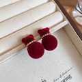 Detail von roten Samtbär-Ohrringen mit Strass-Halsband auf dezentem Hintergrund - Weinrote beflockte Bären-Ohrringe (36# Silber Ohrringpfosten - Rot)