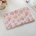 Vue détaillée d'une couverture en flanelle rose pour animaux avec motifs de pattes colorés - S (60*40CM) / Jaune crème Empreinte de Patte