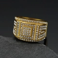 Anillo de hip hop dorado para hombre con cristales pavé sobre piedra negra - Dorado / US 7