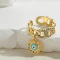 Detaillierte Nahaufnahme eines 14K vergoldeten Blumenrings mit blauem Evil Eye Zirkonstein - Blumen Ring (JZ0379-5)