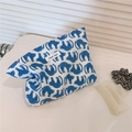 Detail der floralen Segeltuchtasche mit Katzenmuster und Simple Wish Webetikett - Blaue Katze