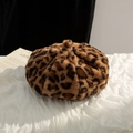 Dettaglio ravvicinato del basco peluche leopardato con consistenza in morbida pelliccia - M / Stampa leopardata
