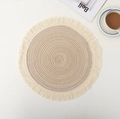 Vue détaillée du set de table rond tissé avec texture spirale et bord à franges - 38cm (Glands Inclus) / Beige