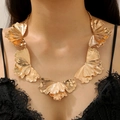 Collar dorado de hojas de ginkgo con pétalos texturizados irregulares para mujer - Collar Dorado (5738)