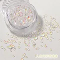 Primer plano de cuentas de cristal aurora sirena de tamaños mixtos para manicura en envase - Blanco Mocha